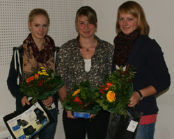 Gesche Beerbaum (r.) hat den Vielseitigkeitscup der Junioren gewonnen. Vorn dabei auch Flora Reemtsma (l.) und Nadine Finkl. Fotos: Wego
